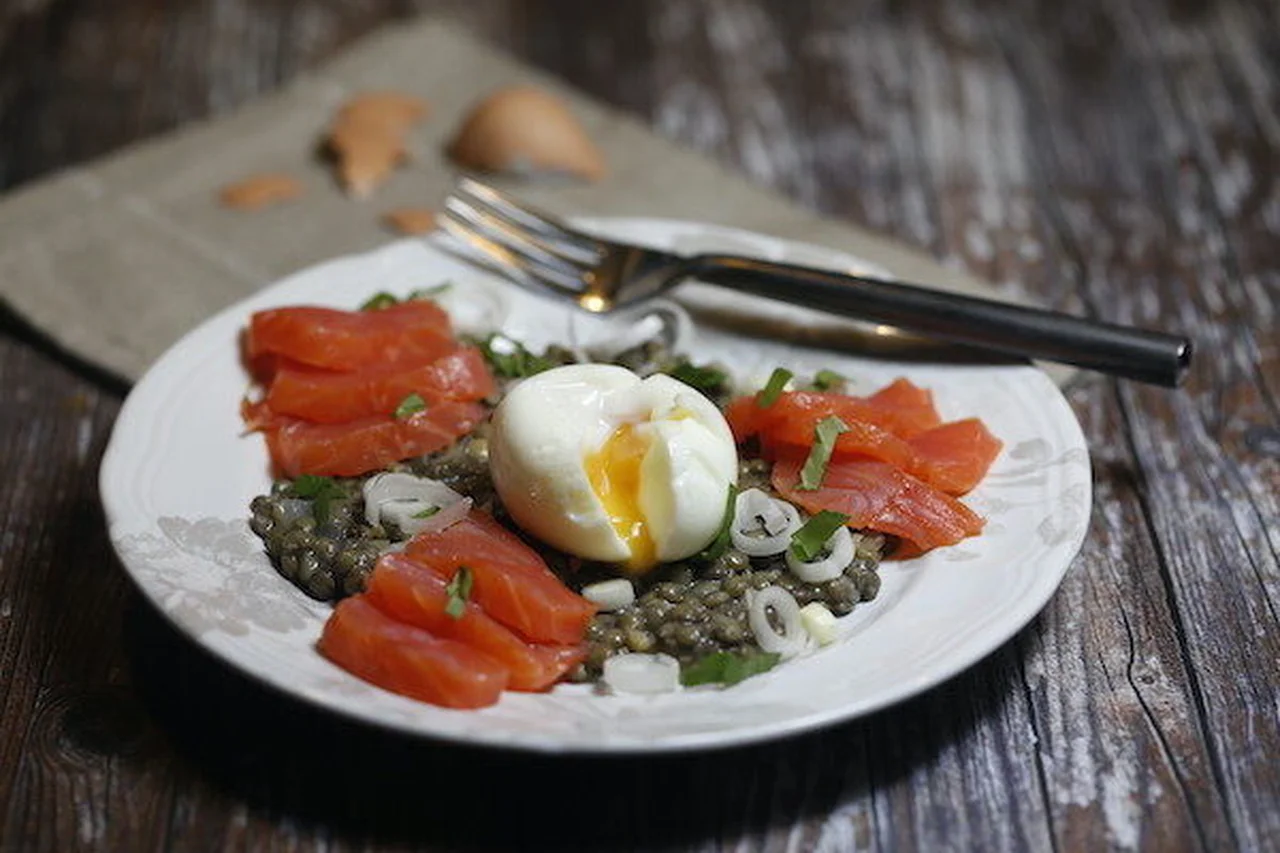 Salade lentilles vertes saumon fumé et oeuf mollet