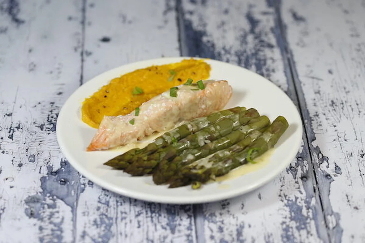 Saumon aux asperges et purée de carottes rôties