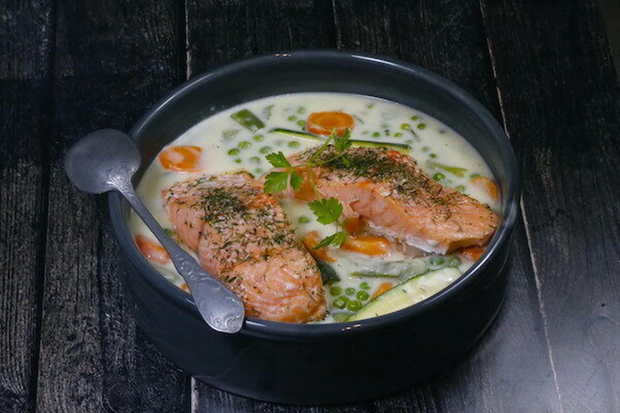 Saumon frit et petits légumes à la crème
