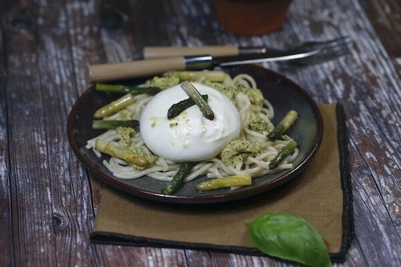 Spaghettinis au pesto de courgettes et burrata