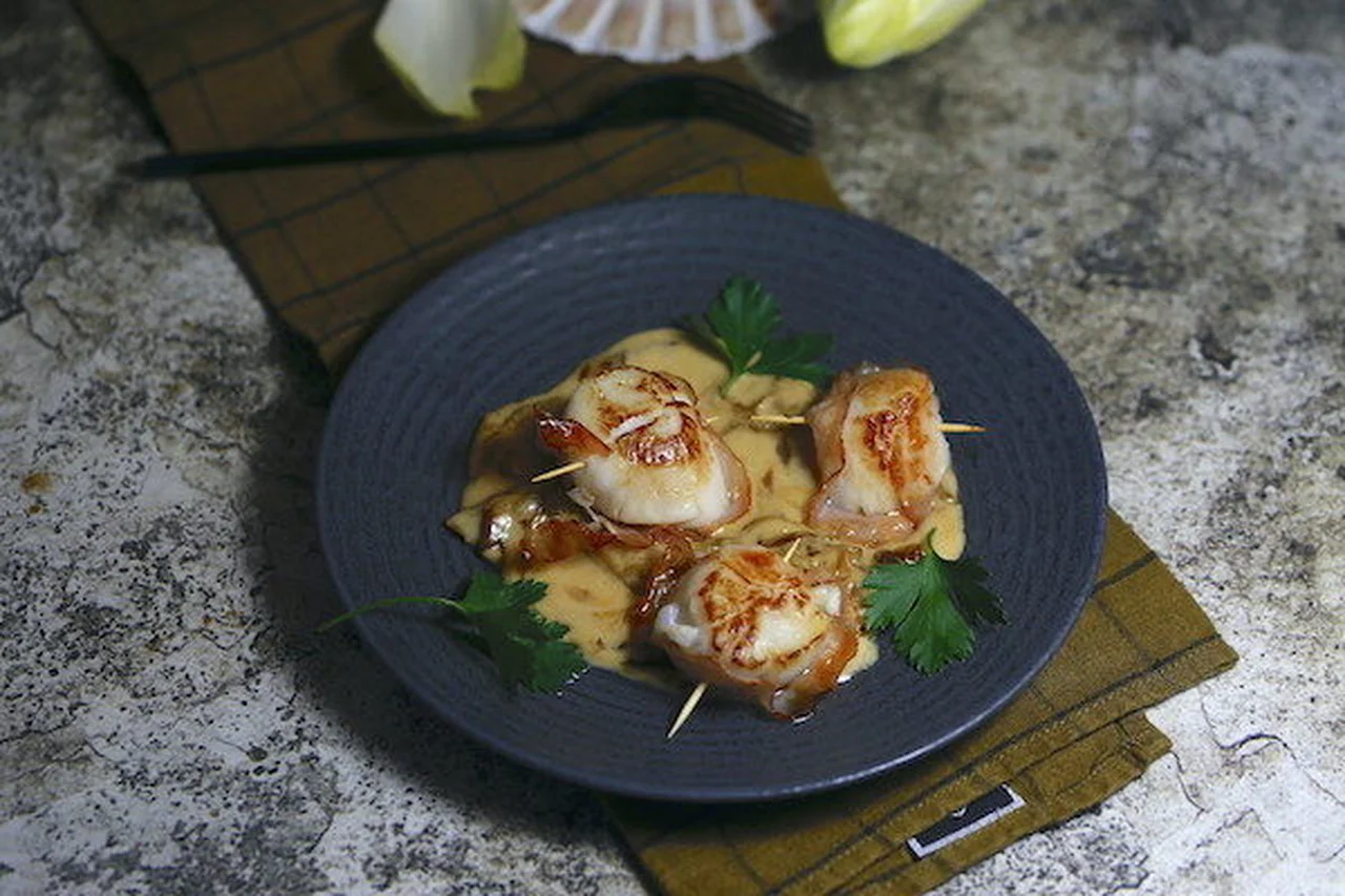 St-Jacques au lomo et crème d'endives