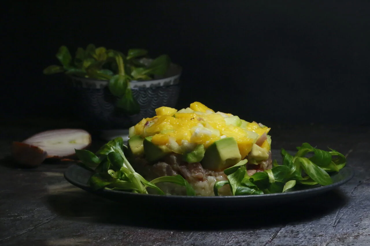 Sushi cake au thon, mangue et avocat