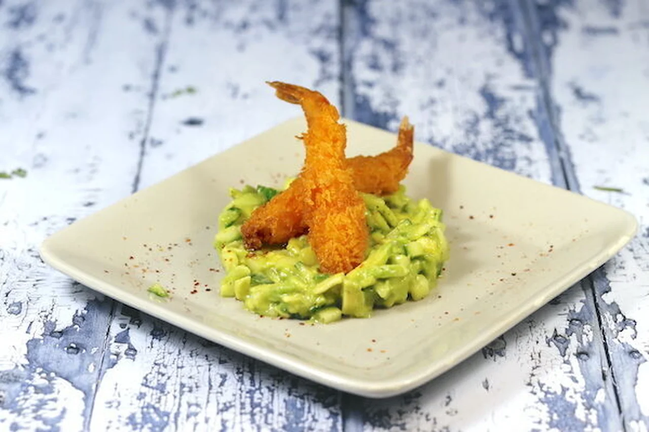 Tartare avocat-concombre et crevettes frites