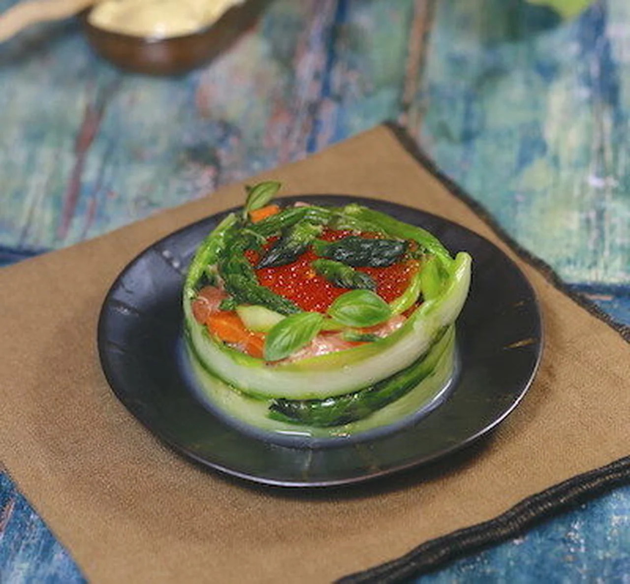 Tartare de saumon, citron, basilic et asperges vertes