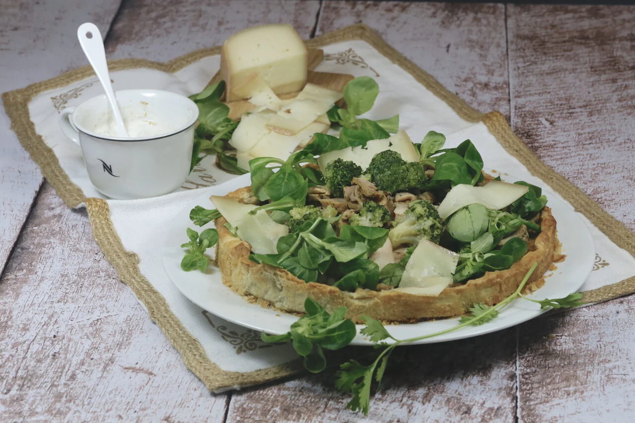 Tarte oignon, poulet tikka et tomme de brebis