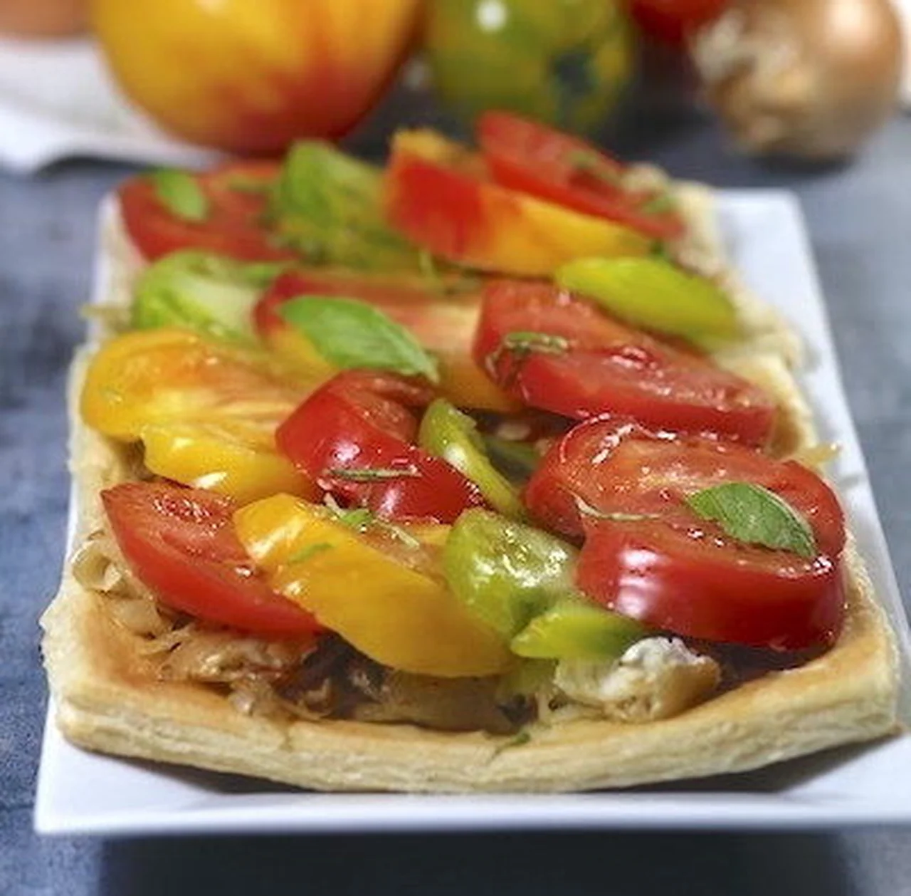 Tarte aux oignons, anchois et tomates