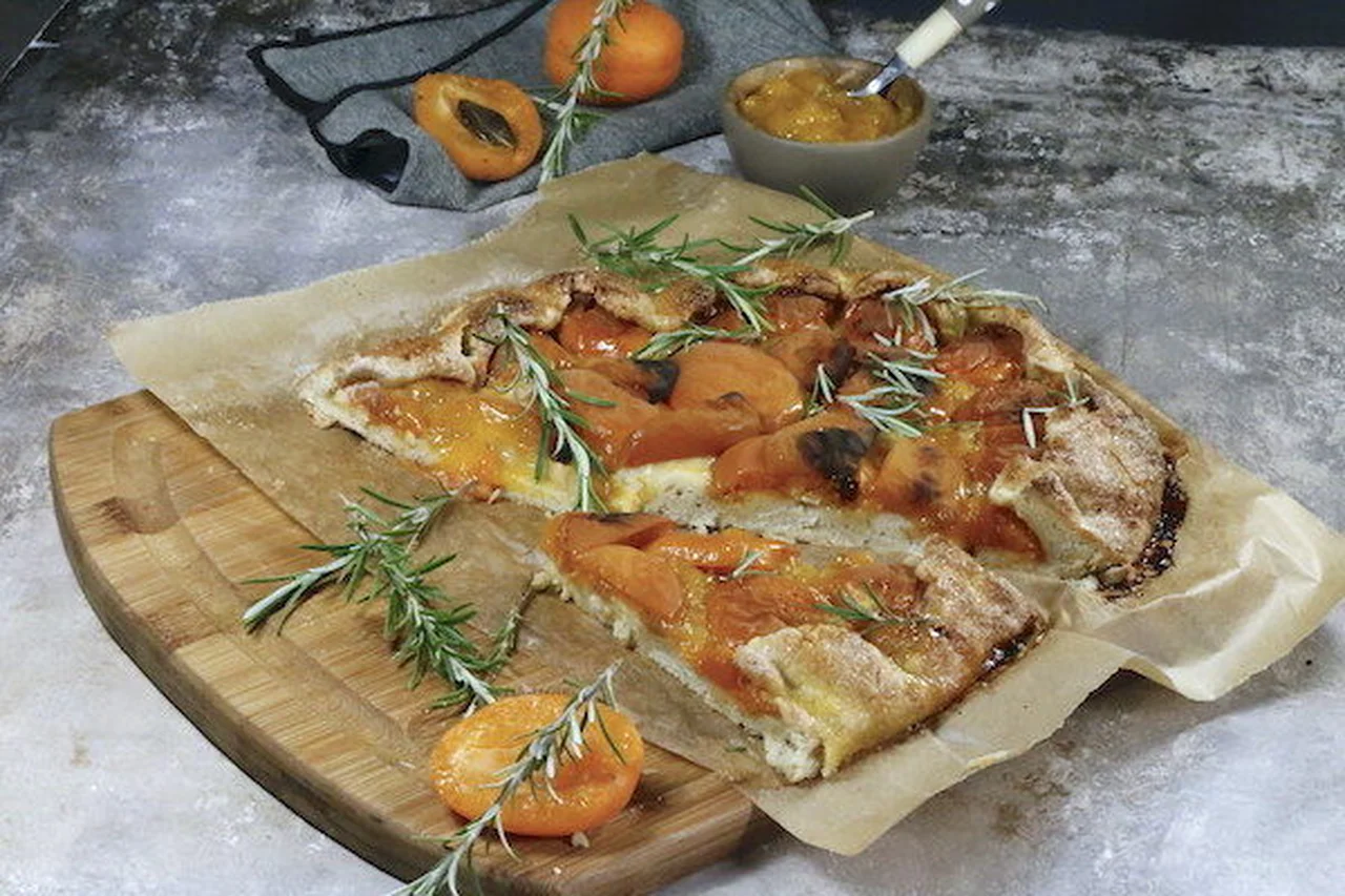 Tarte rustique abricots romarin