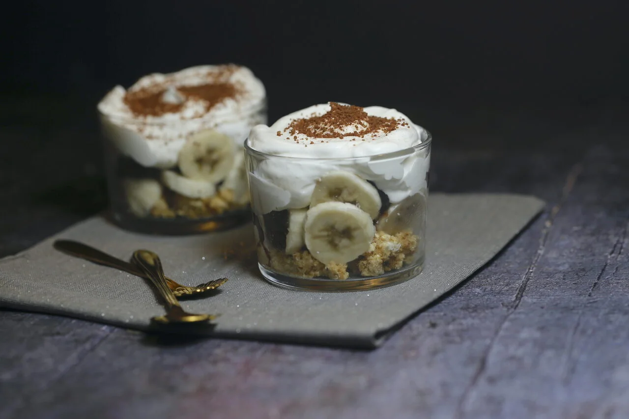 Verrines banane biscuit caramel et chantilly chocolat blanc