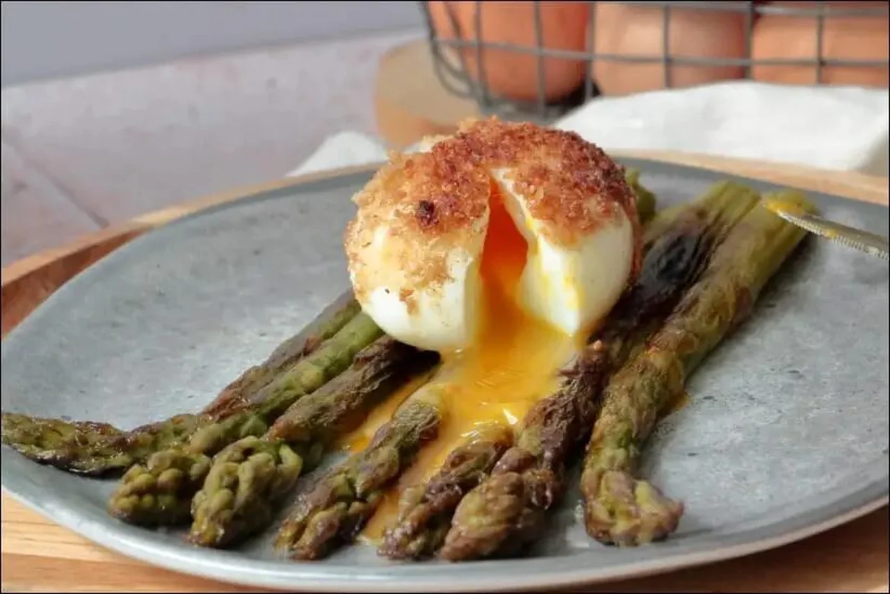 Asperges vertes et oeuf pané aux noisettes
