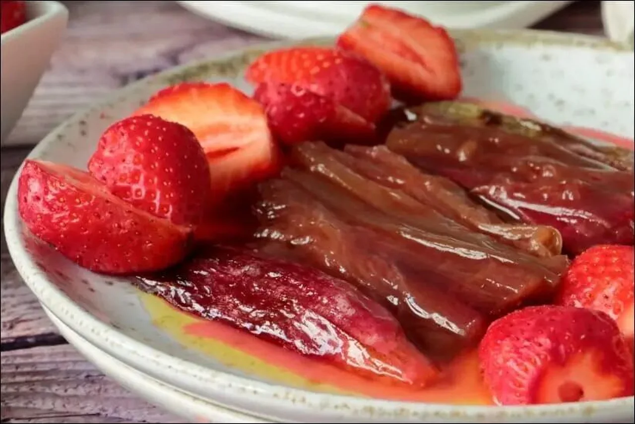 Confit de rhubarbe aux fraises