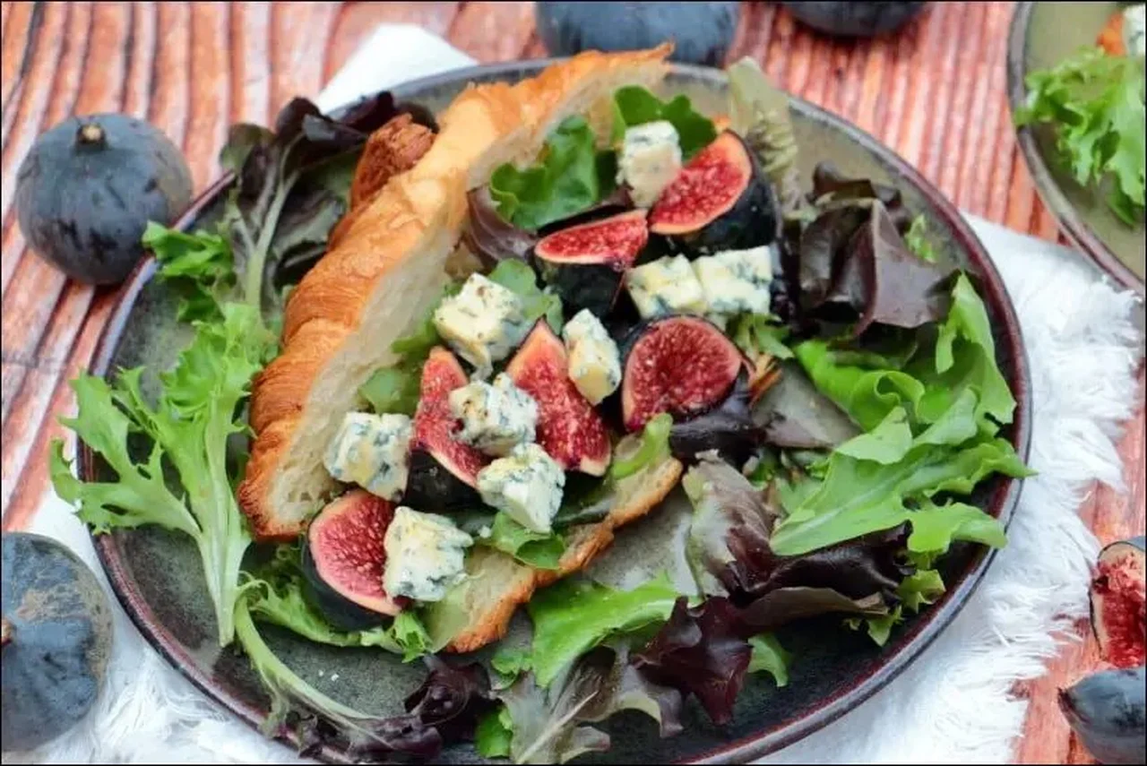 Croissants aux figues, au bleu et aux pignons
