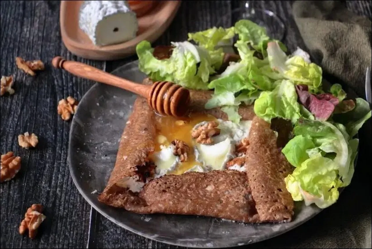 Galette de blé noir au chèvre noix et miel