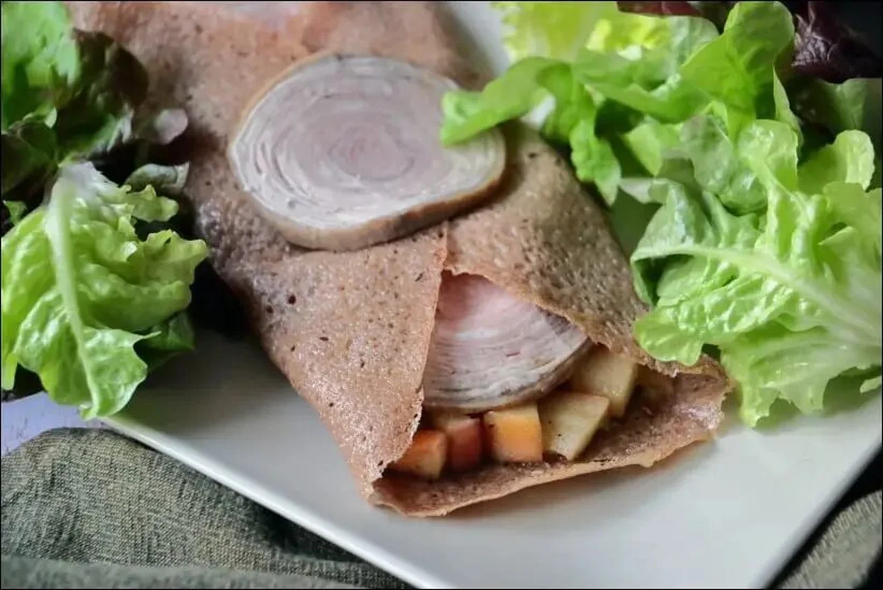 Galette de blé noir aux pommes et andouille de Guémené