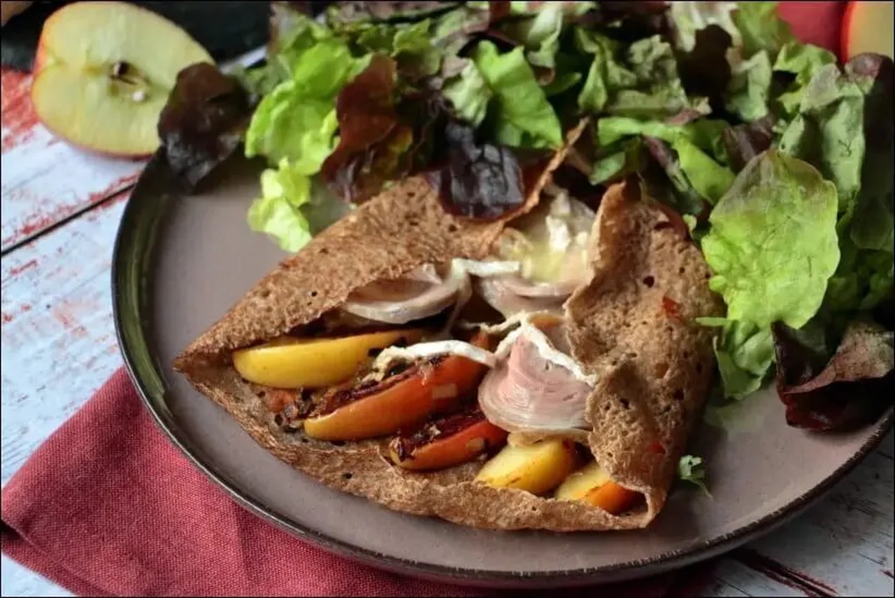 Galette normande andouille pomme et Camembert