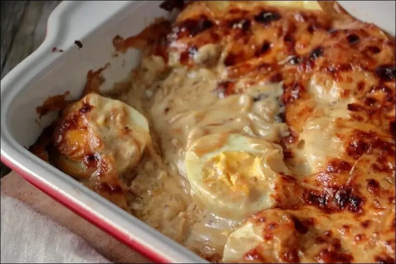 Gratin d'oeufs durs et fondue d'oignons sauce Mornay