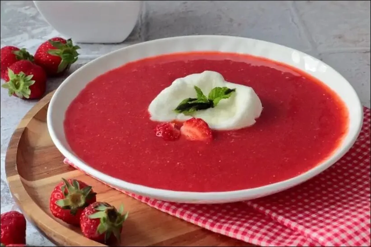 Oeufs à la neige au coulis de fraises