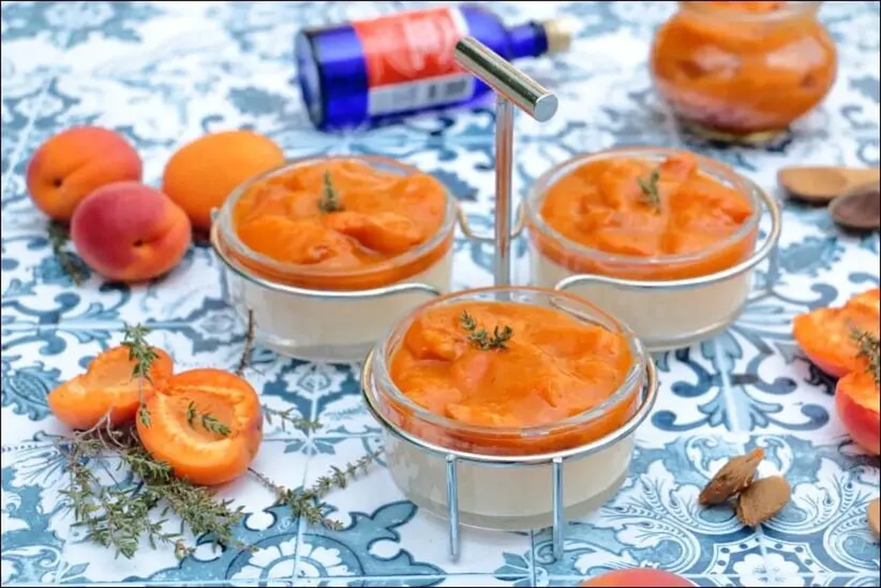 Panna cotta fleur d'oranger et compotée d'abricots