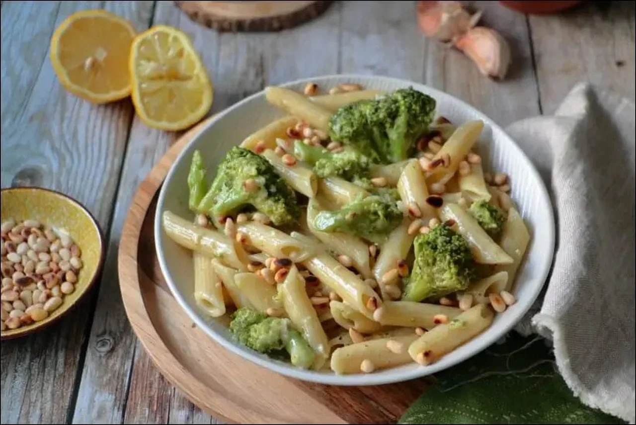Penne au brocoli pignons de pin et crème de parmesan