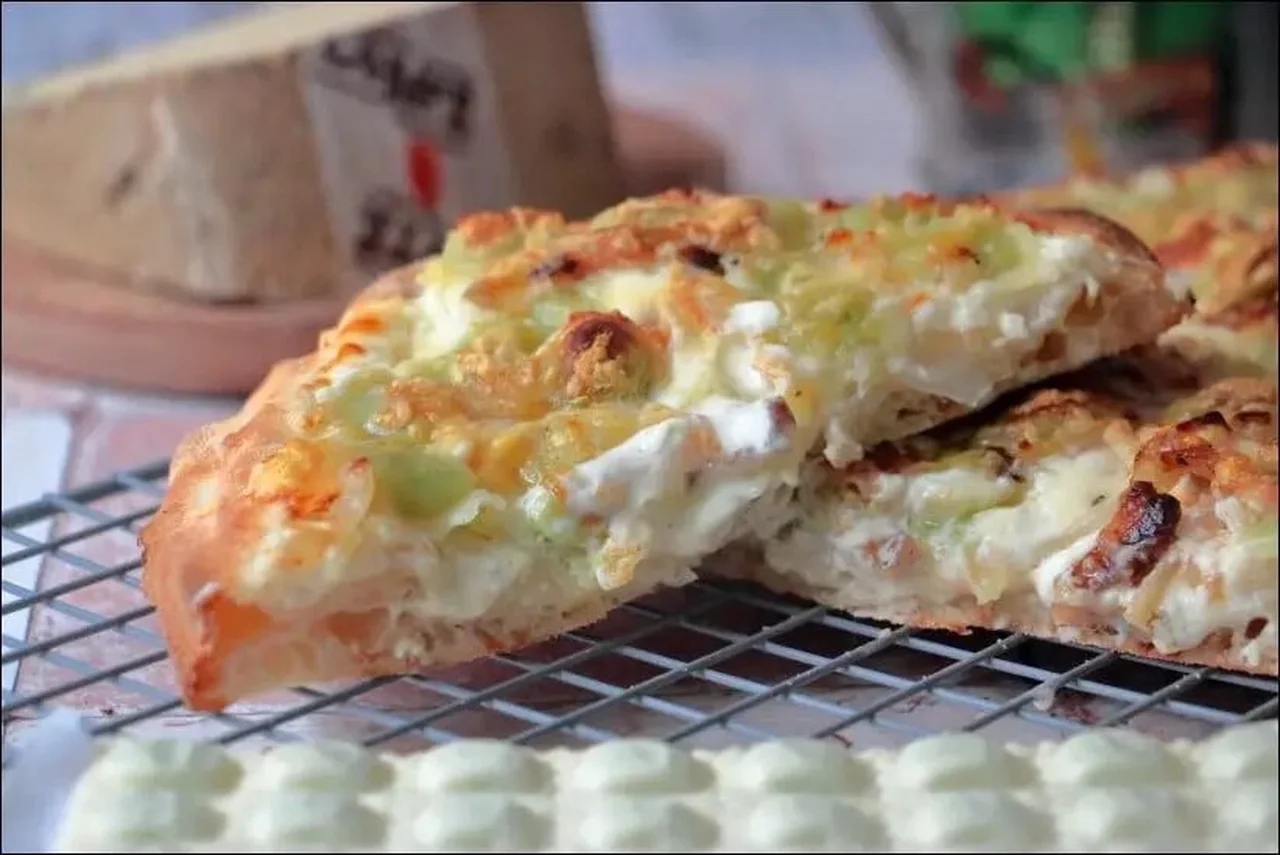Pizza blanche aux ravioles et lardons