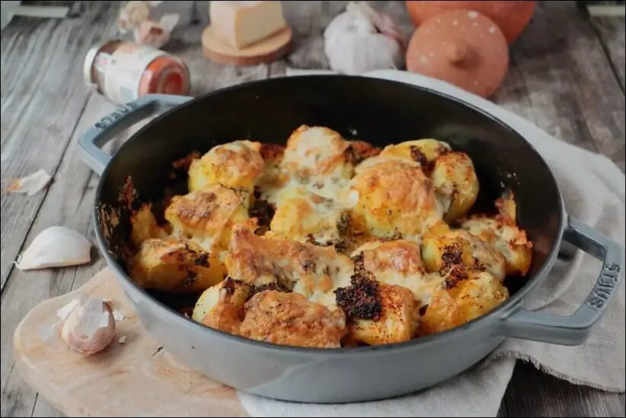 Pommes de terre rôties taleggio, ail et piment d'Espelette