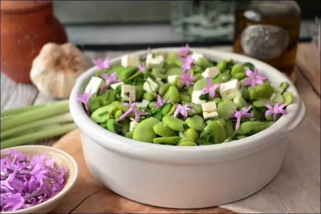 Salade aux fèves fraîches, herbes et feta
