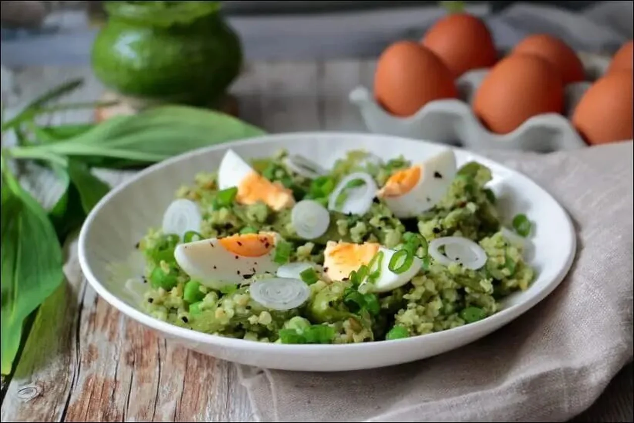 Salade de boulgour, pois, oeuf et pesto d'ail des ours