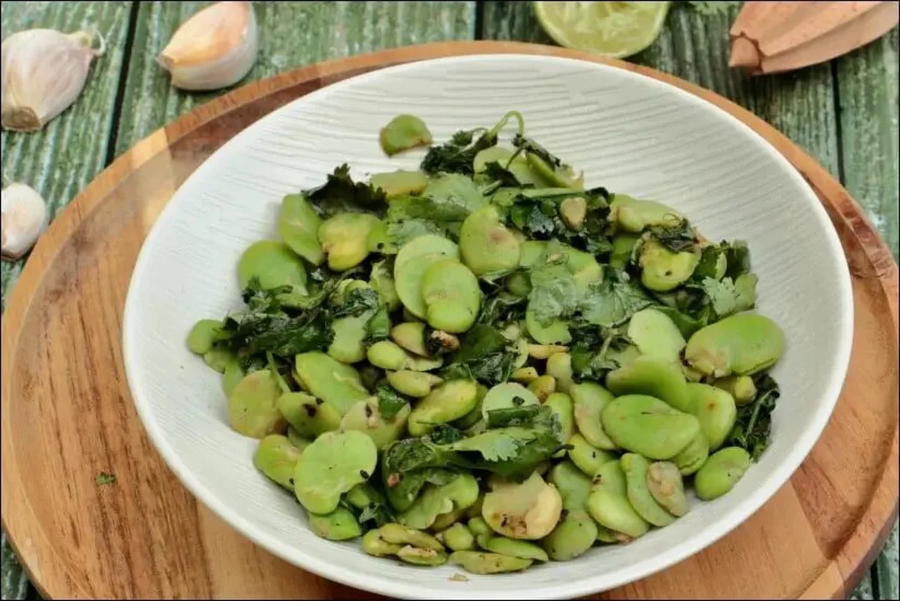 Salade de fèves à l'huile d'olive, ail, coriandre et citron vert