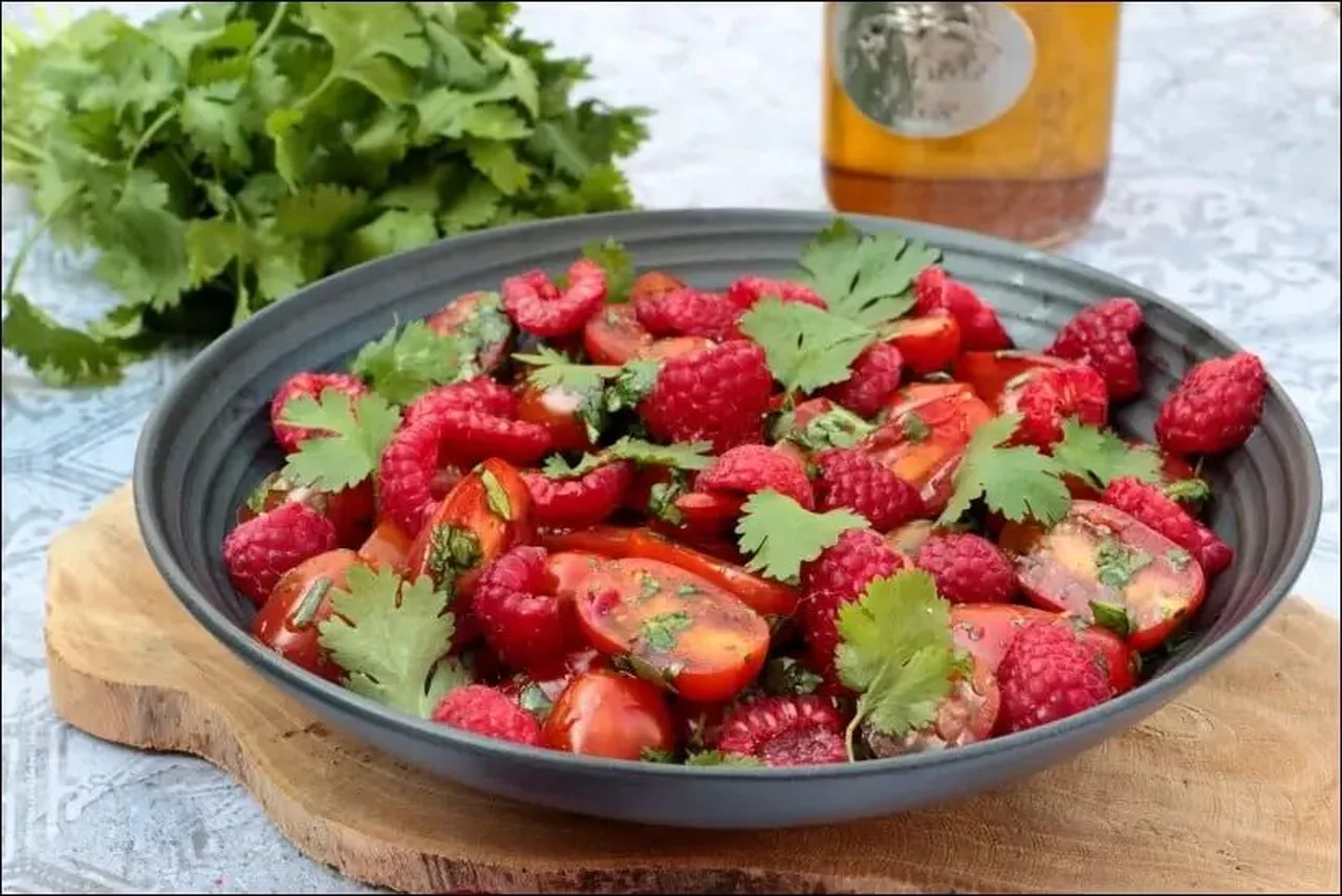 Salade de tomates framboises et coriandre