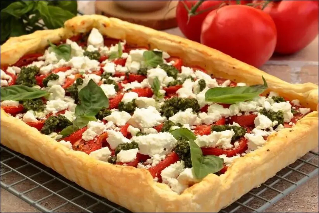 Tarte fine aux tomates, pesto de basilic et feta