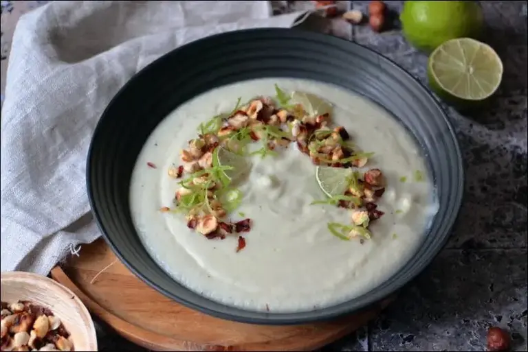 Velouté de chou-fleur au citron vert et lait de coco