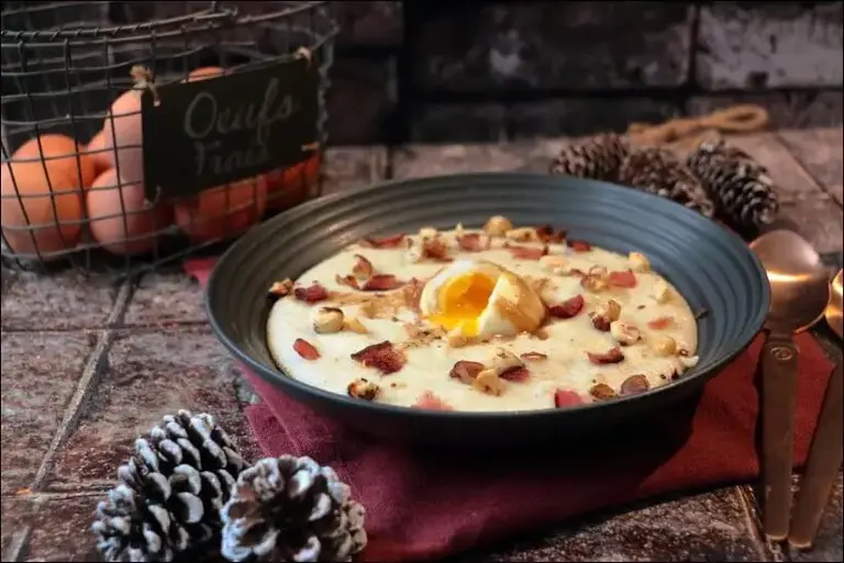 Velouté de topinambours, oeuf mollet et lard fumé