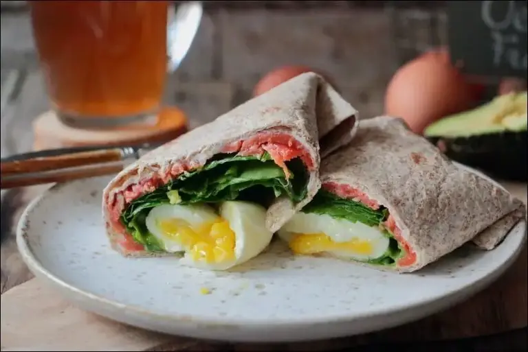 Wrap au saumon avocat et oeuf mollet