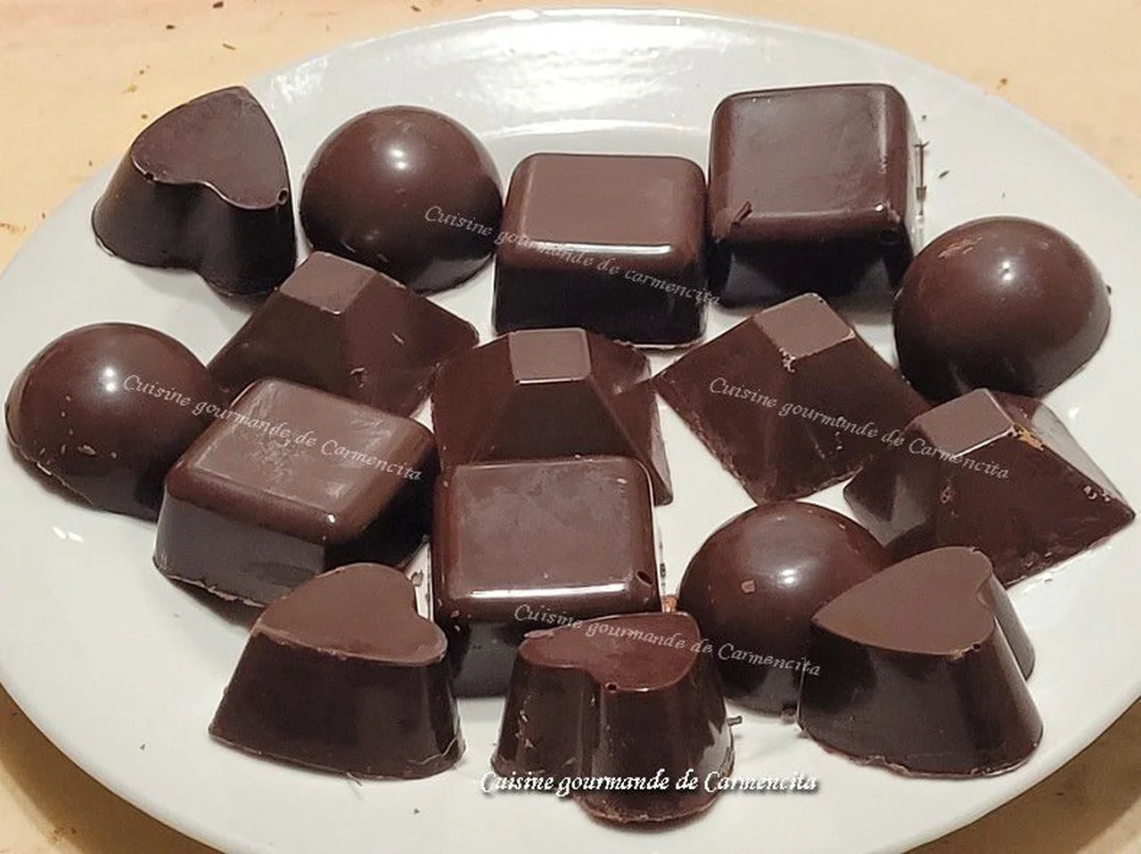 Chocolats noirs fourrés ganache amandes et Amaretto
