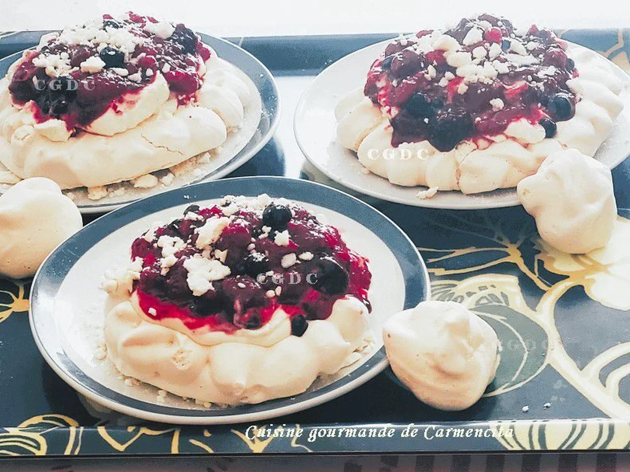 Pavlova individuelle aux fruits rouges