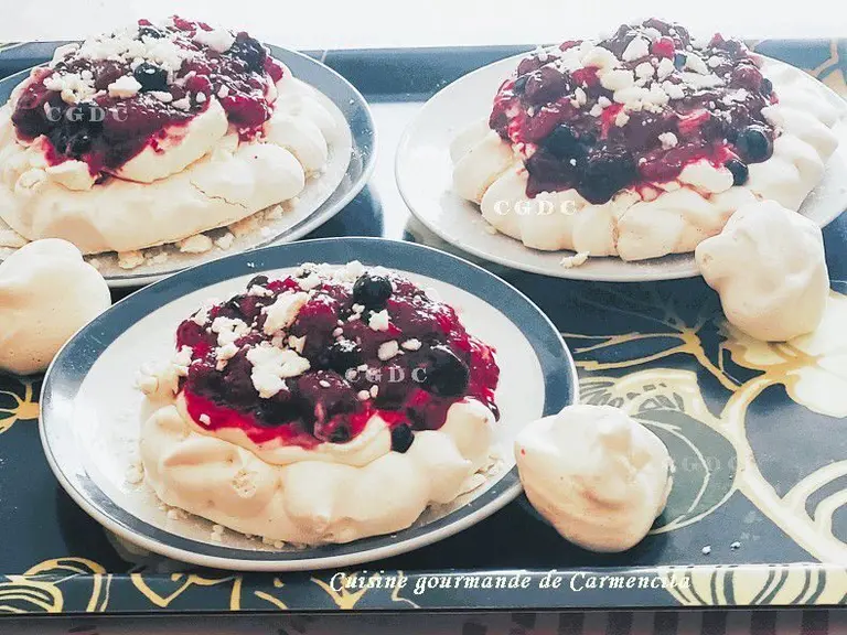 Pavlova individuelle aux fruits rouges