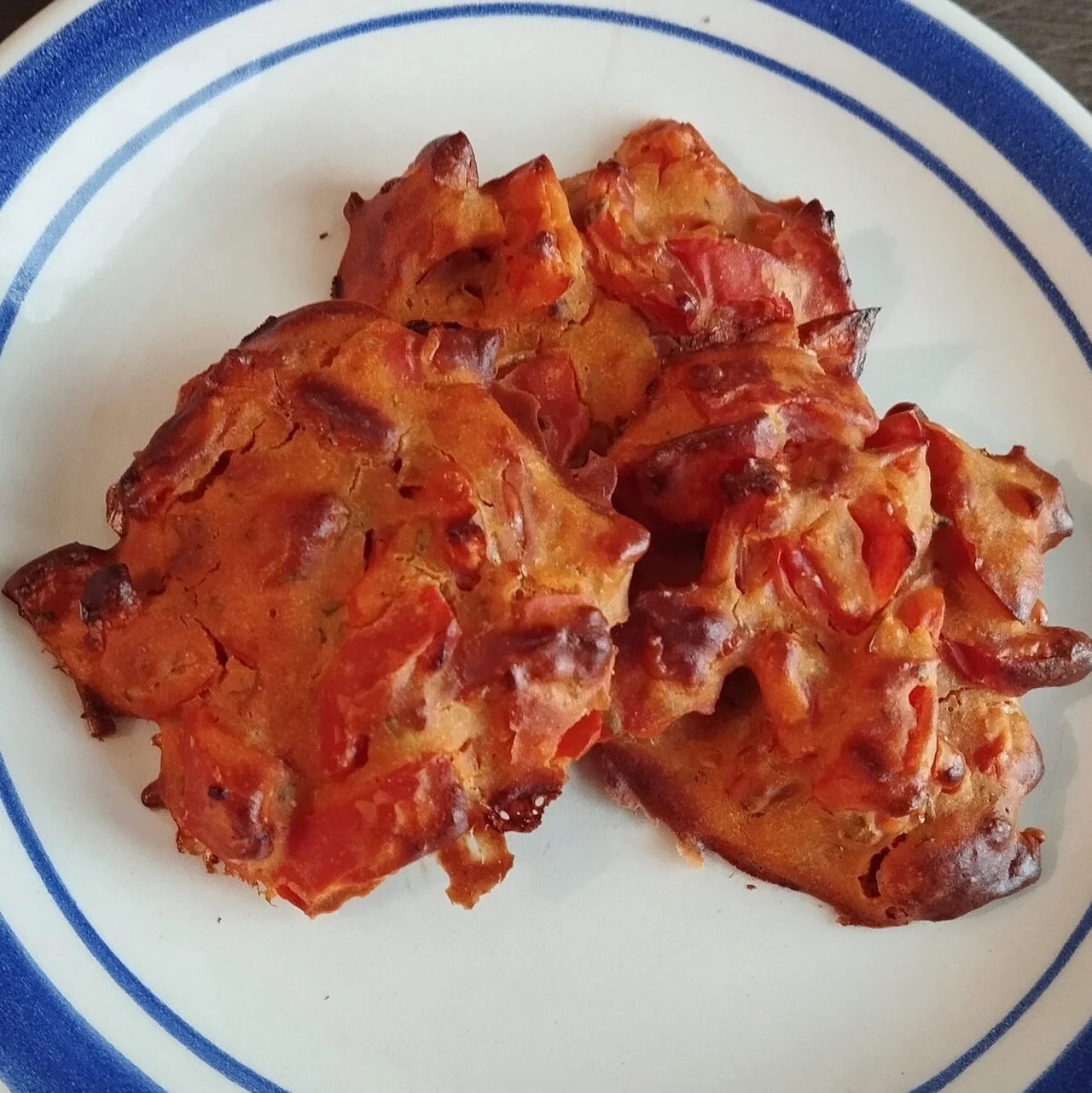 Galettes de pois chiches aux tomates, chèvre et sarriette