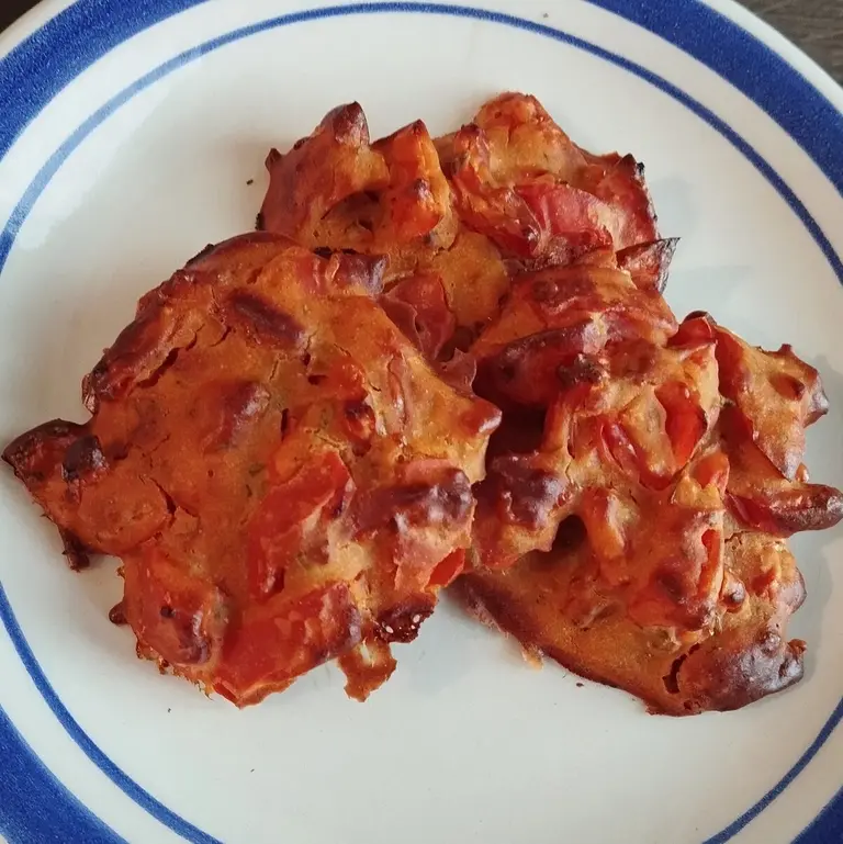 Galettes de pois chiches aux tomates, chèvre et sarriette