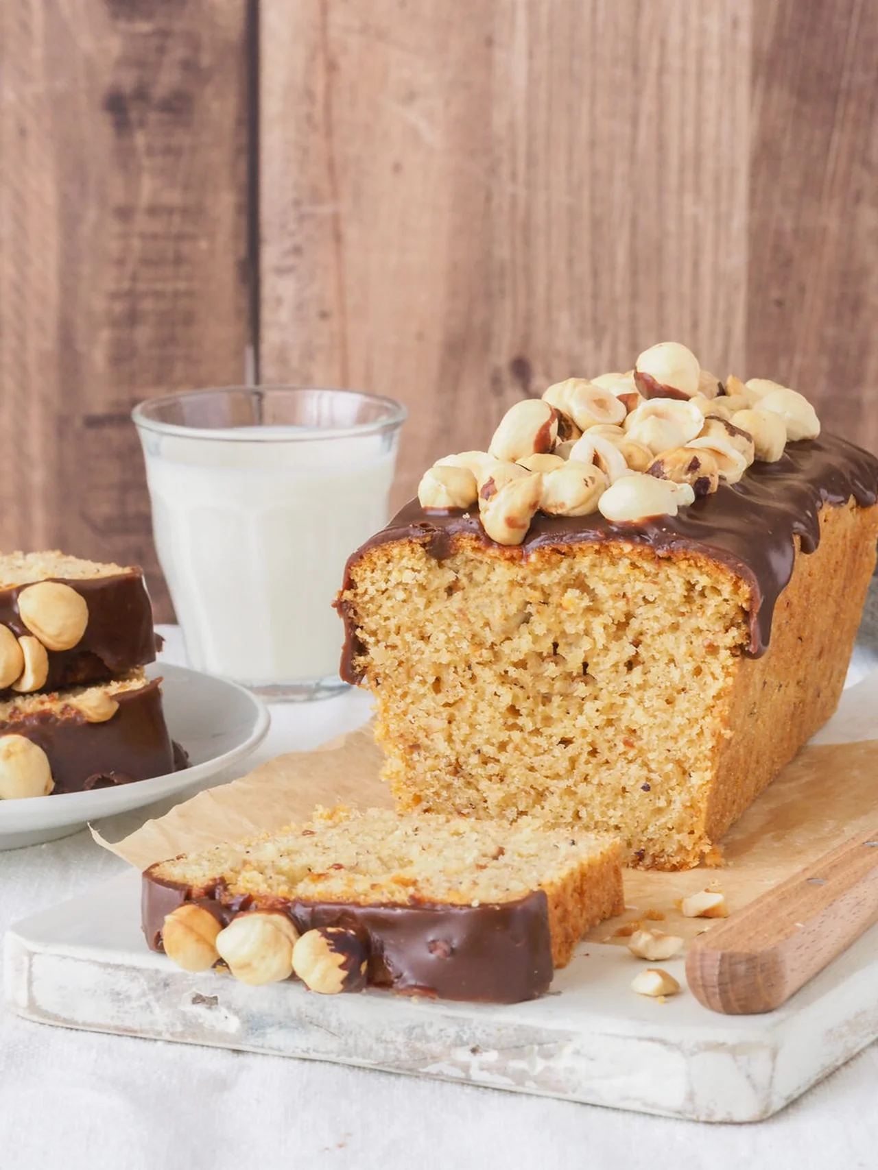 Cake aux noisettes et glaçage au chocolat