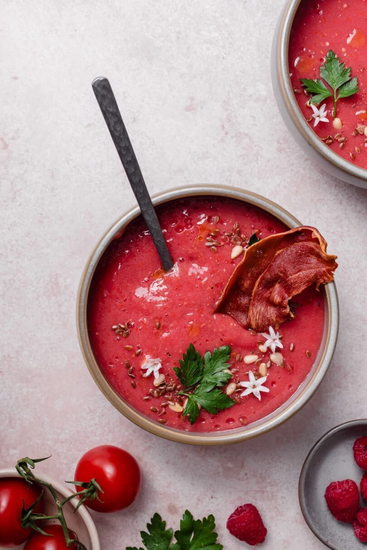 Gazpacho tomates framboises et chips de jambon cru