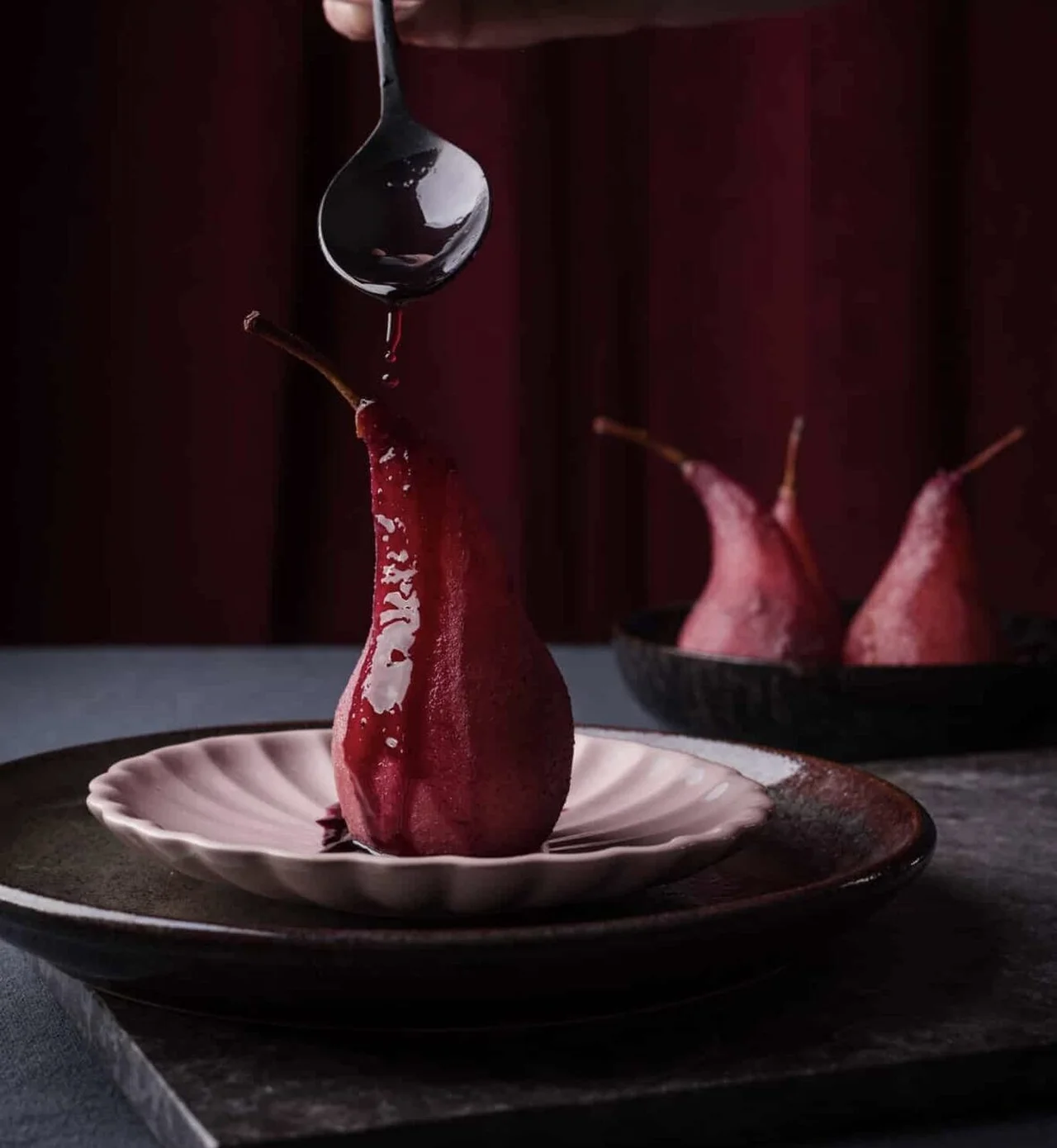 Poires pochées au vin rouge