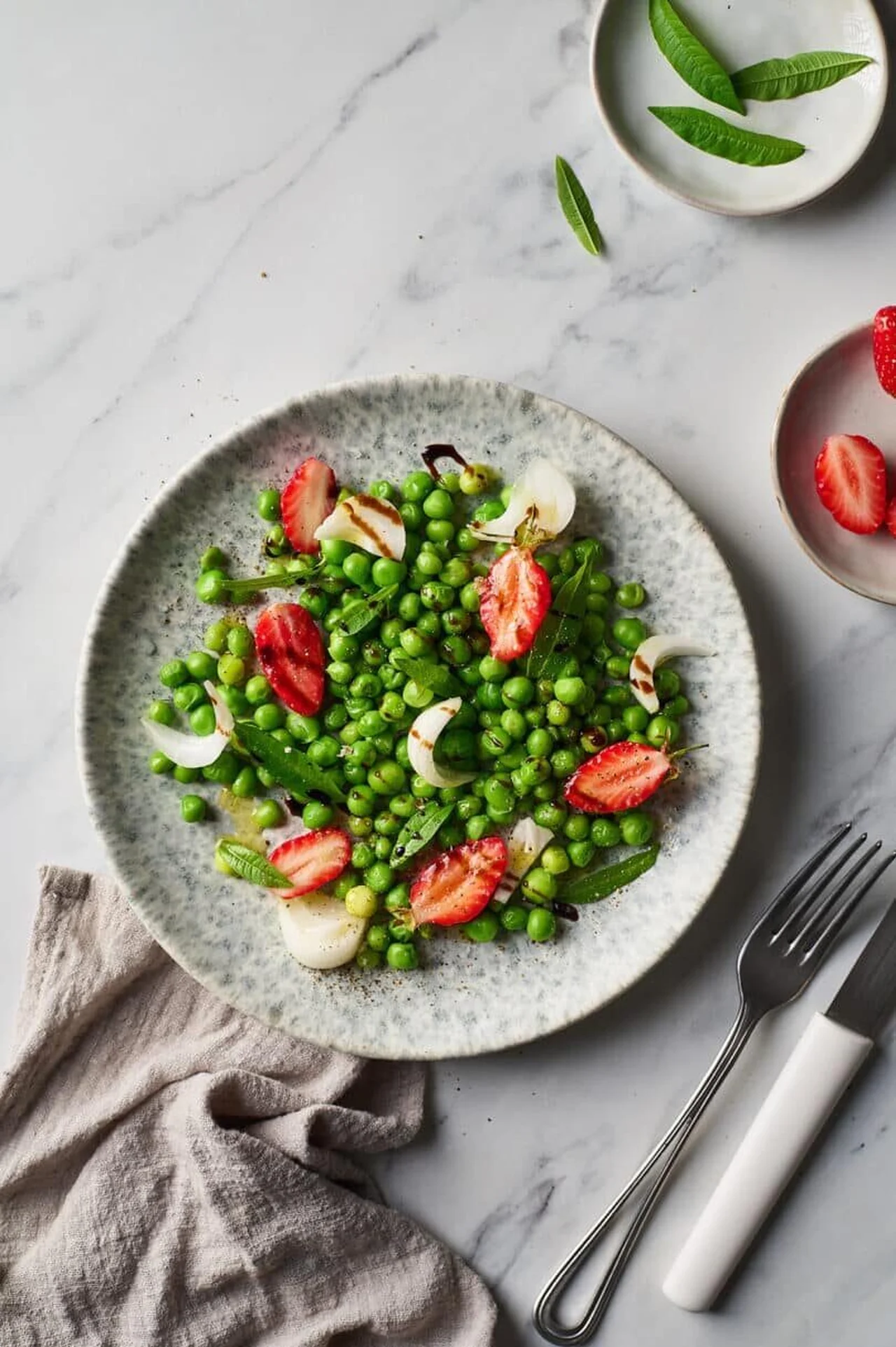 Salade de petits pois et fraises