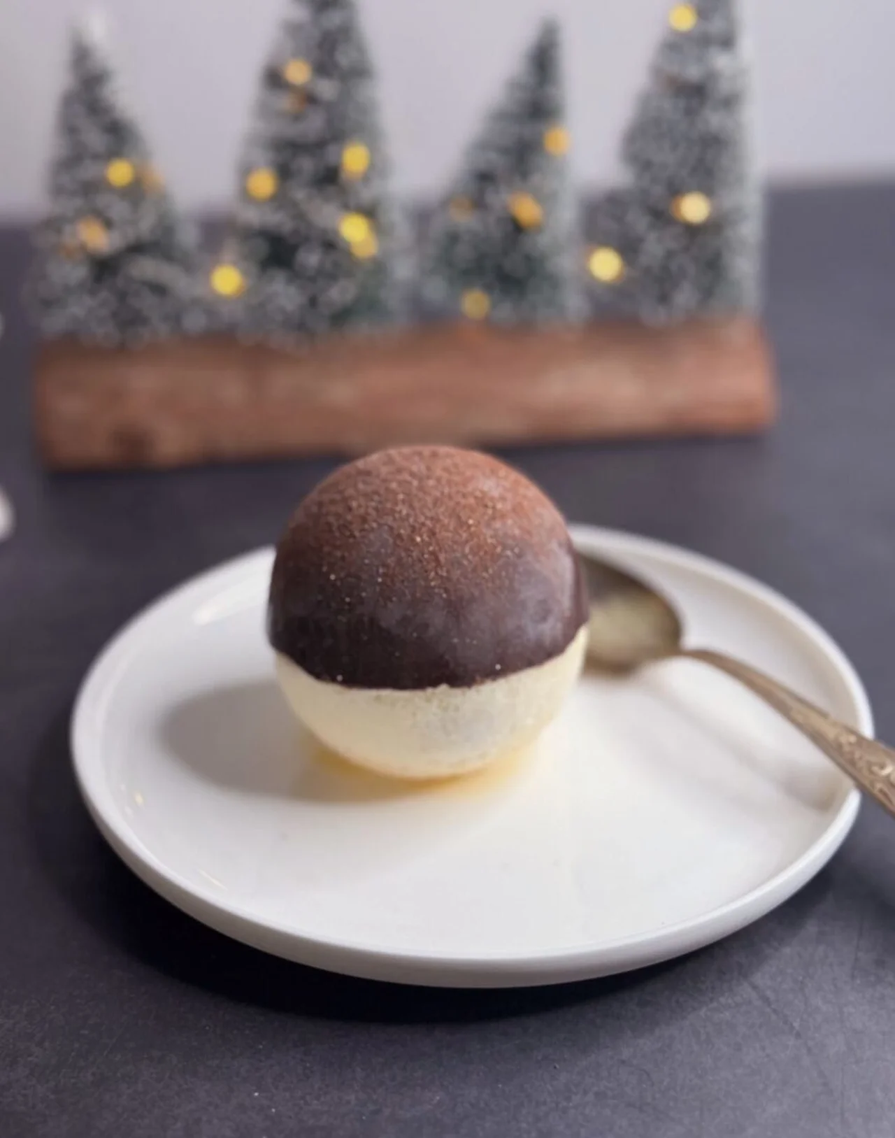 Tiramisu glacé en boule de Noël