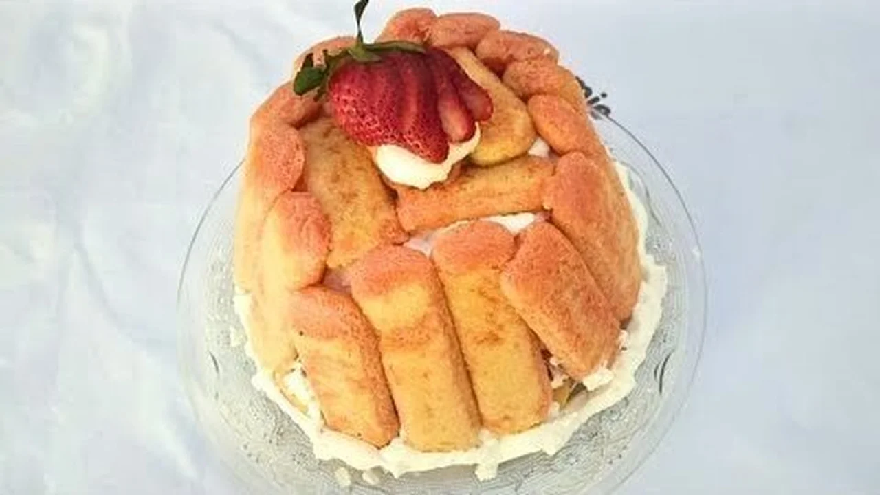 Charlotte aux fraises et à la crème fraîche
