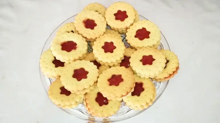 Sablés de noël à la confiture de fraise
