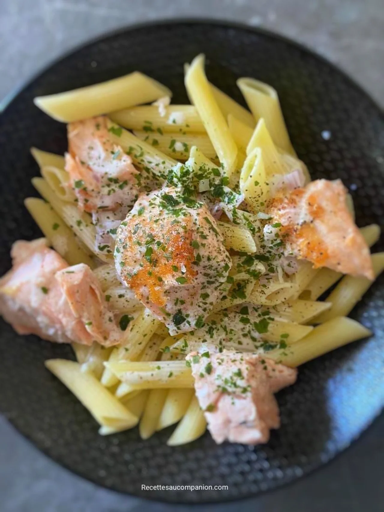 Penne au saumon à la crème citronnée