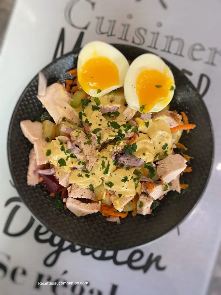 Salade de poulet, œuf mollet, sauce mayo-soja