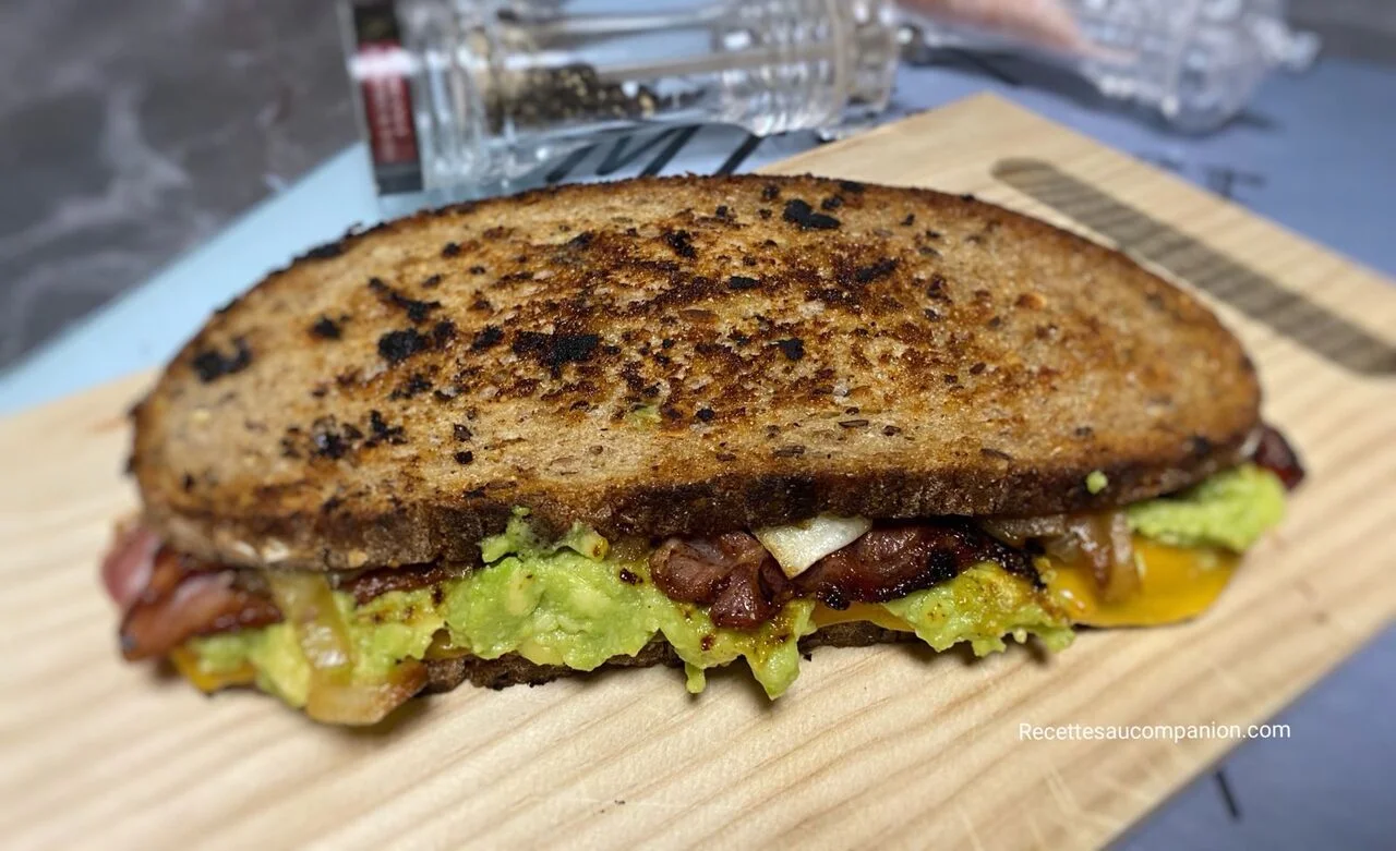 Toast de pain de campagne à l'avocat