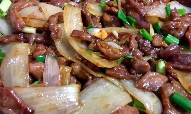 Sauté de porc aux oignons