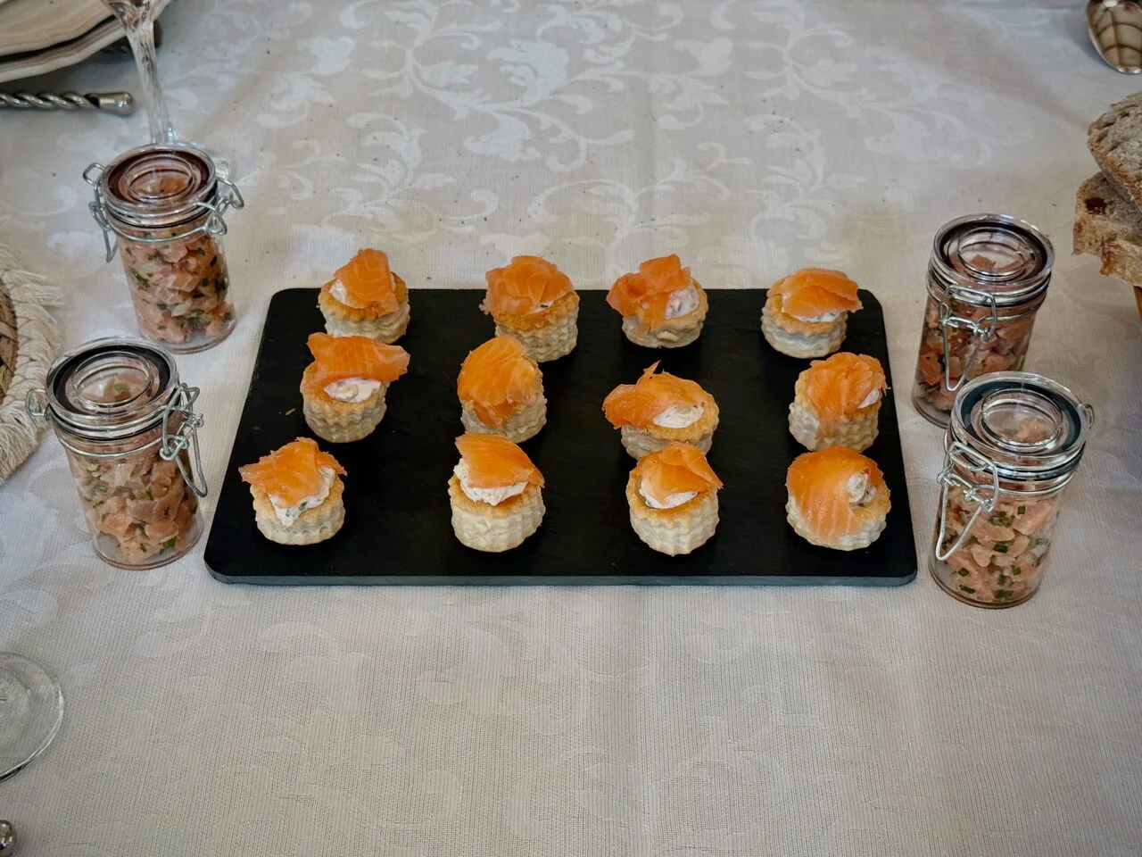Tartare de saumon au yuzu et feuilletés fumés
