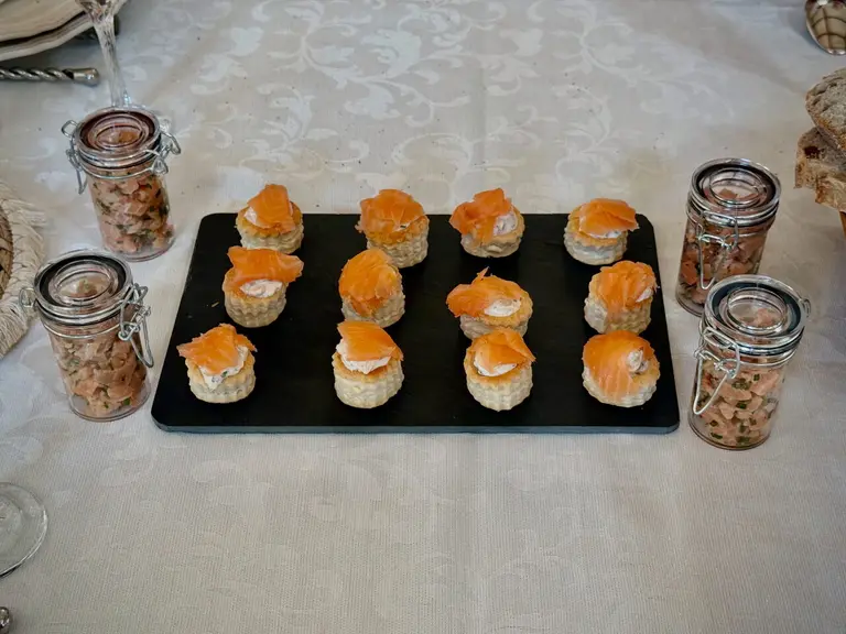 Tartare de saumon au yuzu et feuilletés fumés